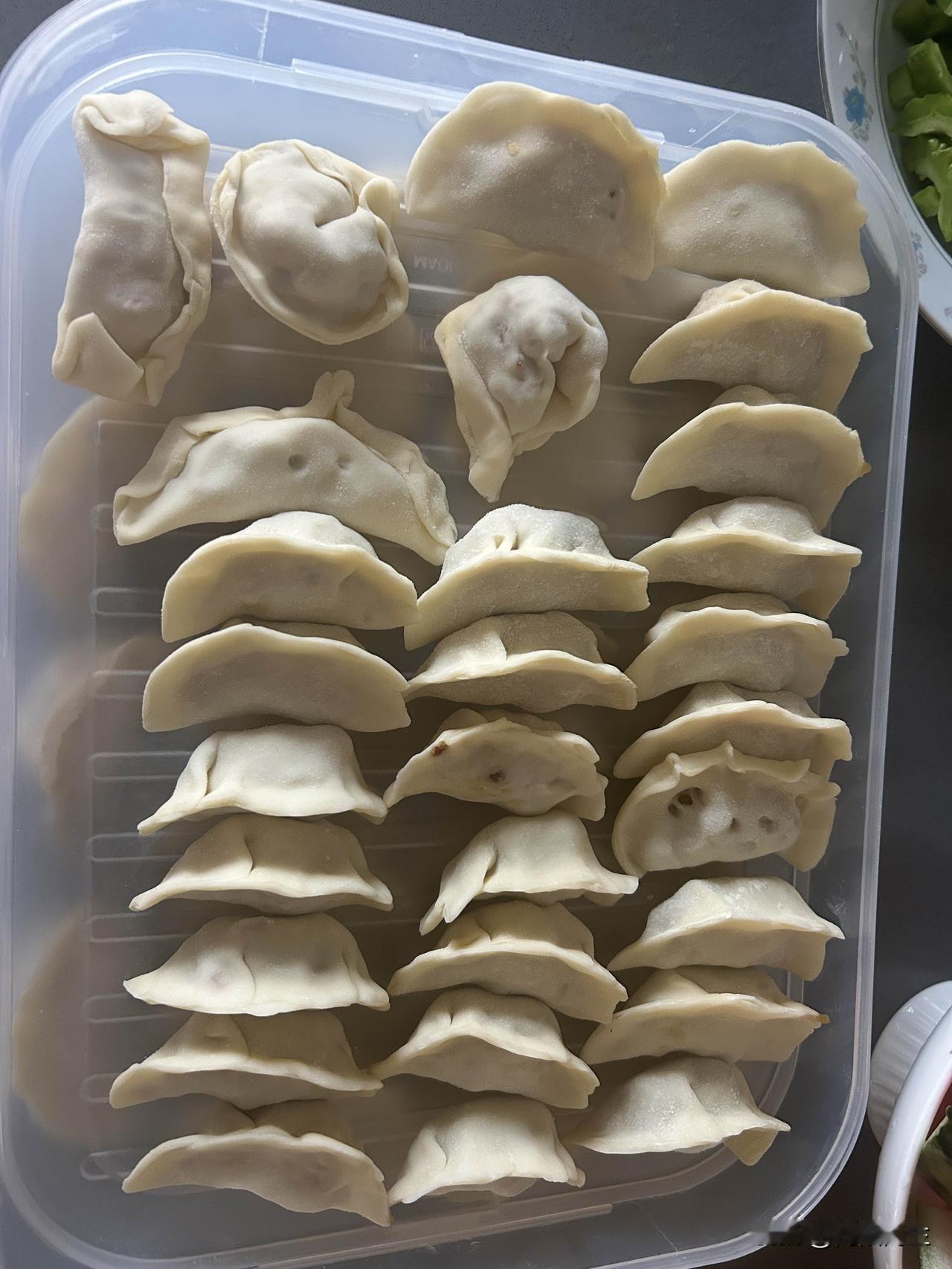 我现在很能理解北方人为啥都喜欢吃饺子了。

饺子做法简单啊，不同菜和肉搅和在一起