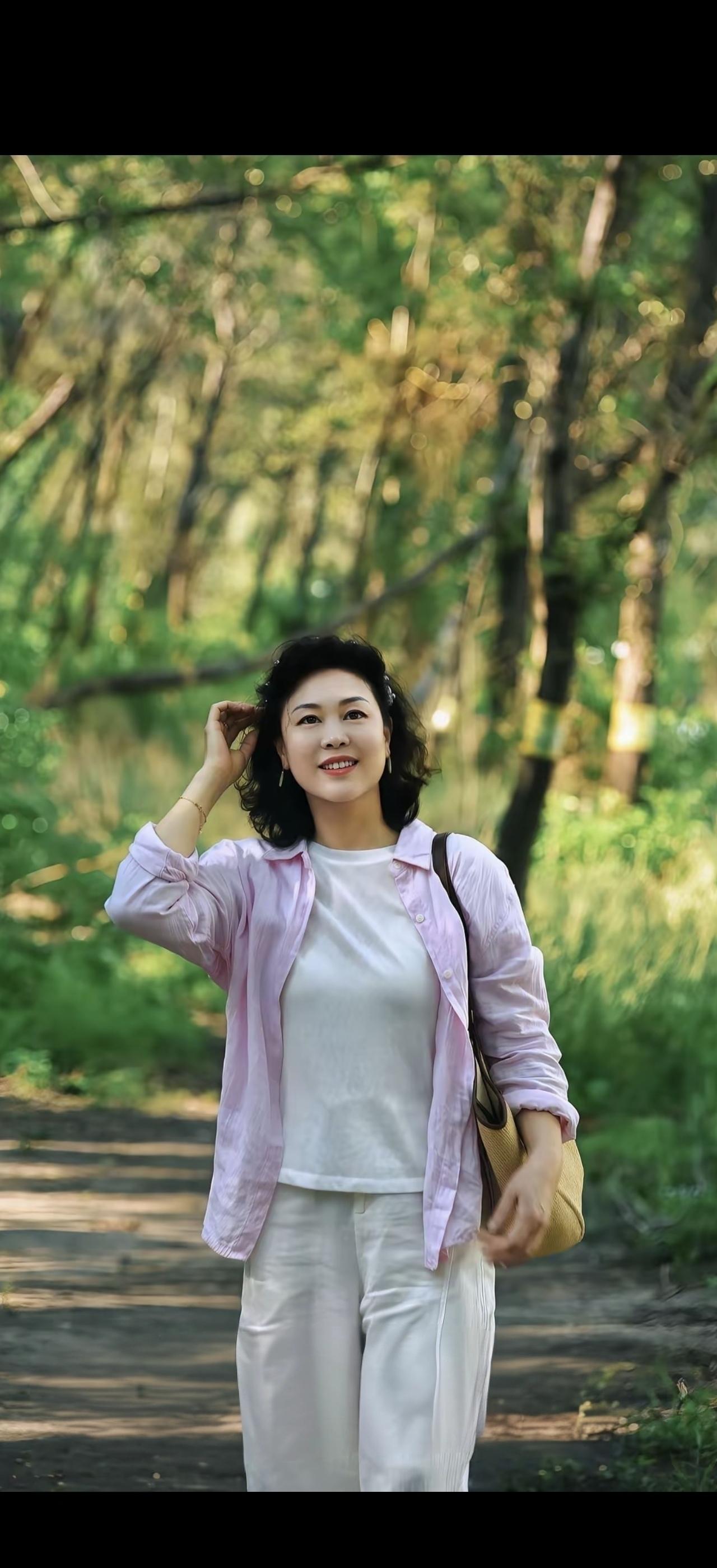 绿树阴中行，轻纱拂面来。