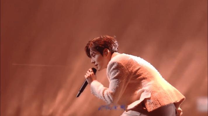 #魏哲鸣我们俩暖到我了# 谁还没听魏哲鸣唱的《我们俩》我都会伤心的！嗓音温柔又深