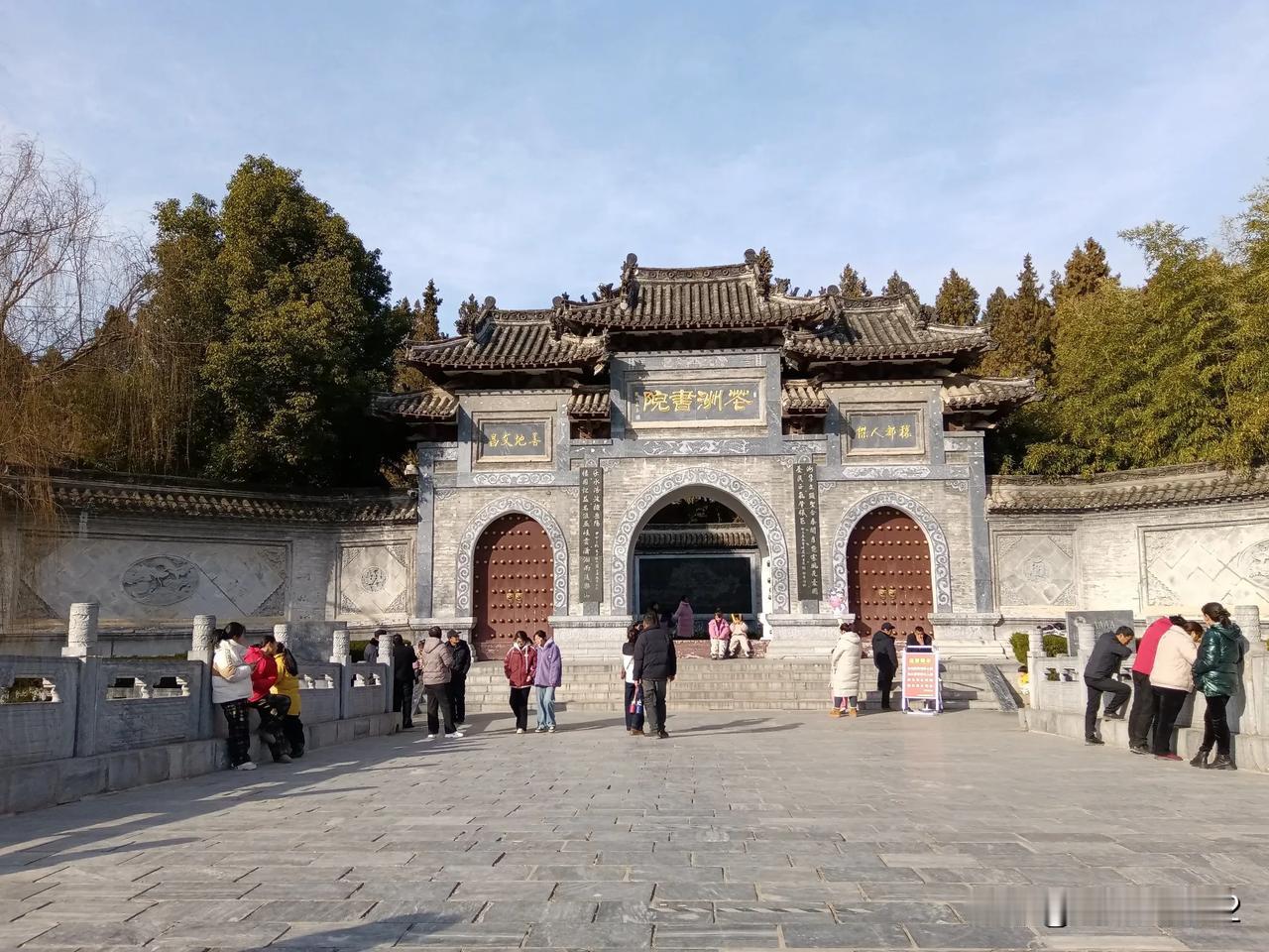 邓州四A景区花洲书院免费开放春风阁，百花洲，览秀亭，古城墙等大部分景观。春节期间