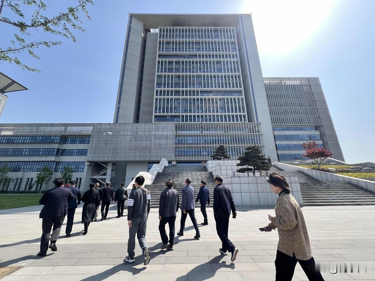 东氿边的江南大学宜兴校区，作为宜兴科教兴城的硬核支撑，这里可能藏着城市科教未来的