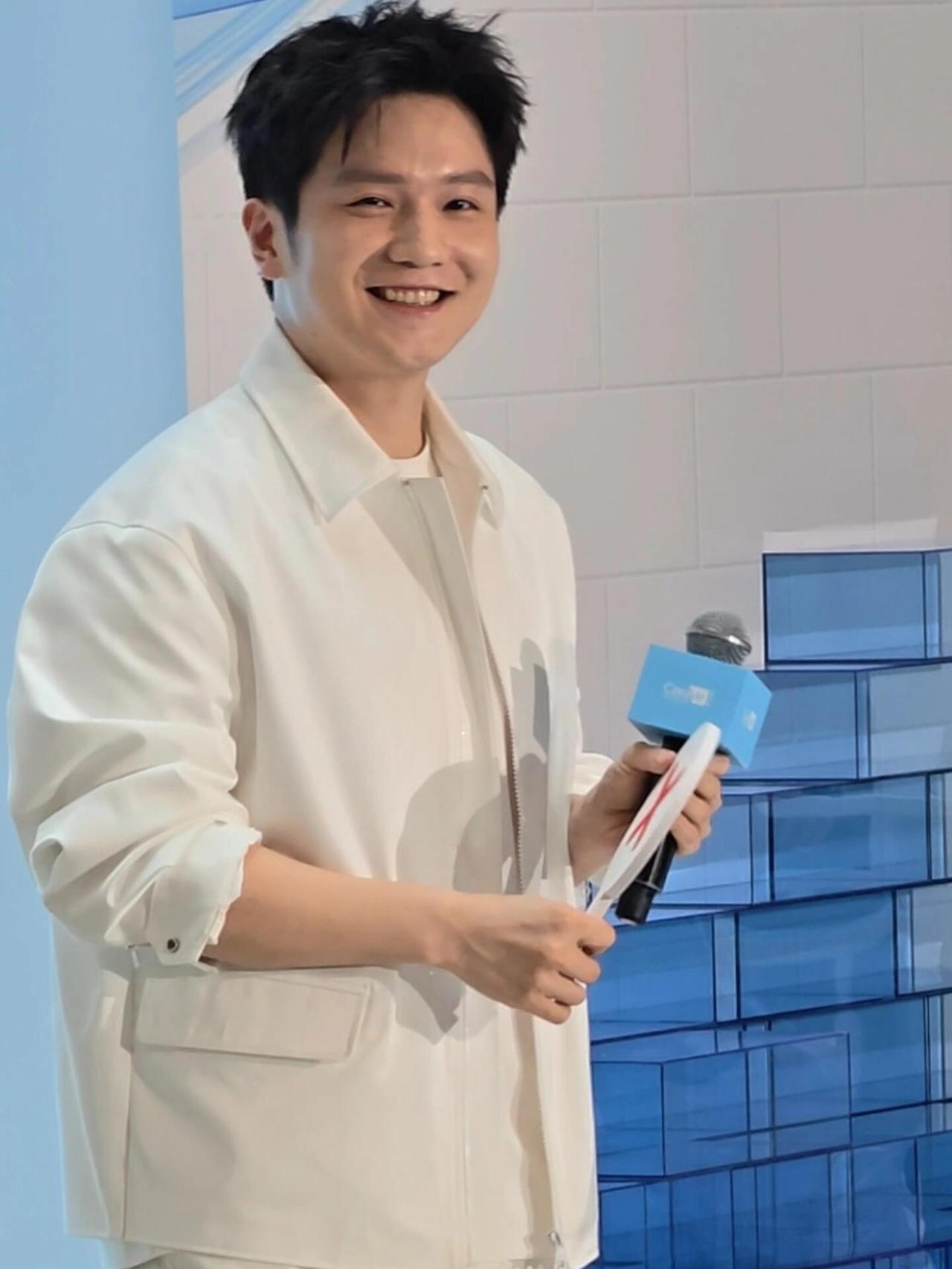 樊振东穿了一身白，完全没想到这样穿，主要好适合，就没有什么衣服是他驾驭不了的！