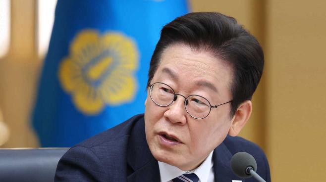 李在明的反噬来得太快，还能猖狂多久  先保住总统位子再说吧
8月17日，韩国执政