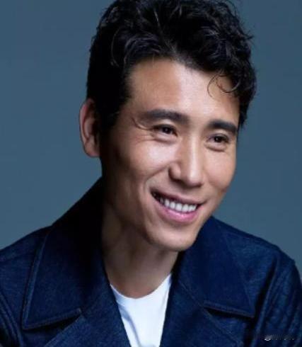 2015年夏天《爱在夏日》片场突发状况！

李乃文抱着颜丙燕拍吻戏时连续NG十多