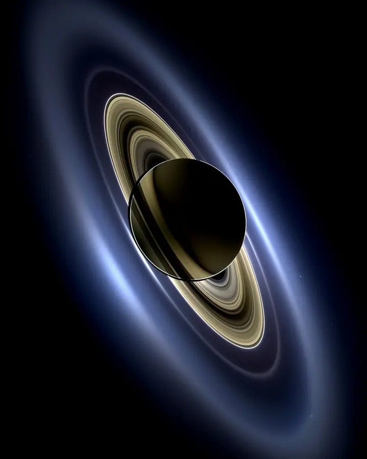 这是2013年7月19日，土星遮蔽太阳时，从距离太阳120万公里的卡西尼号上拍摄