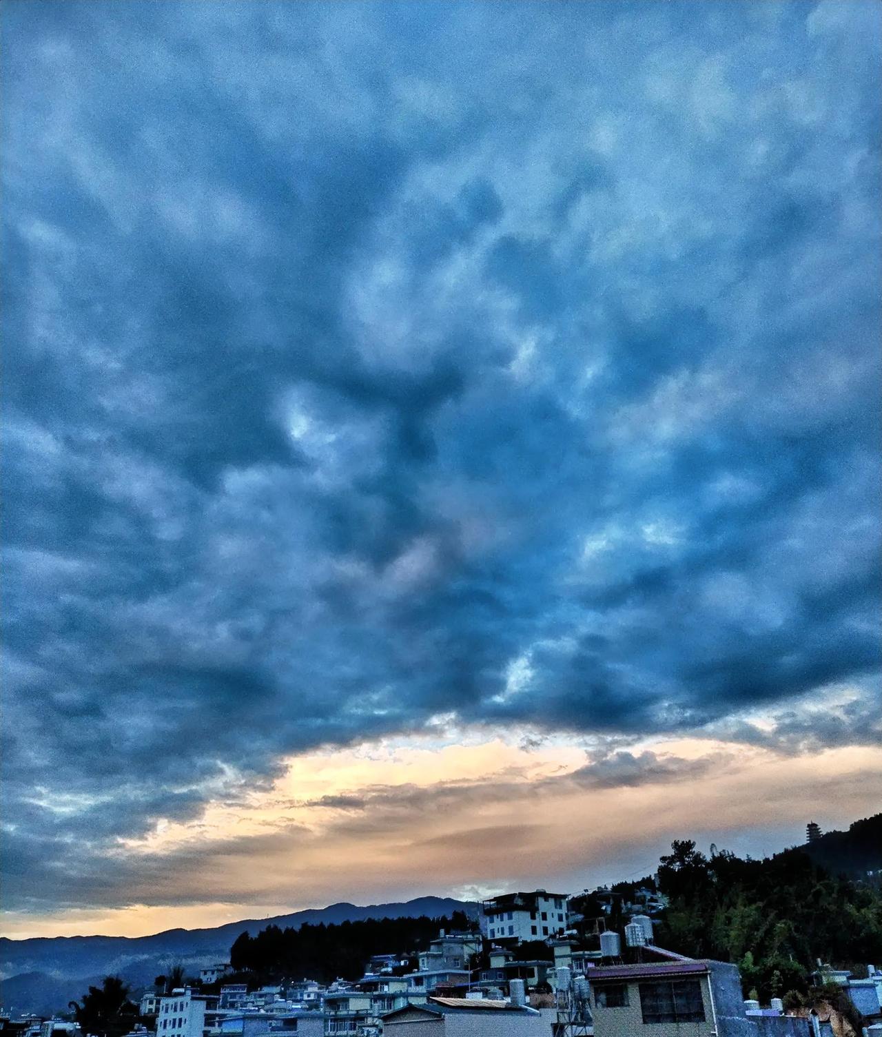 乌云密布，黄昏渐浓，爆雨将至。