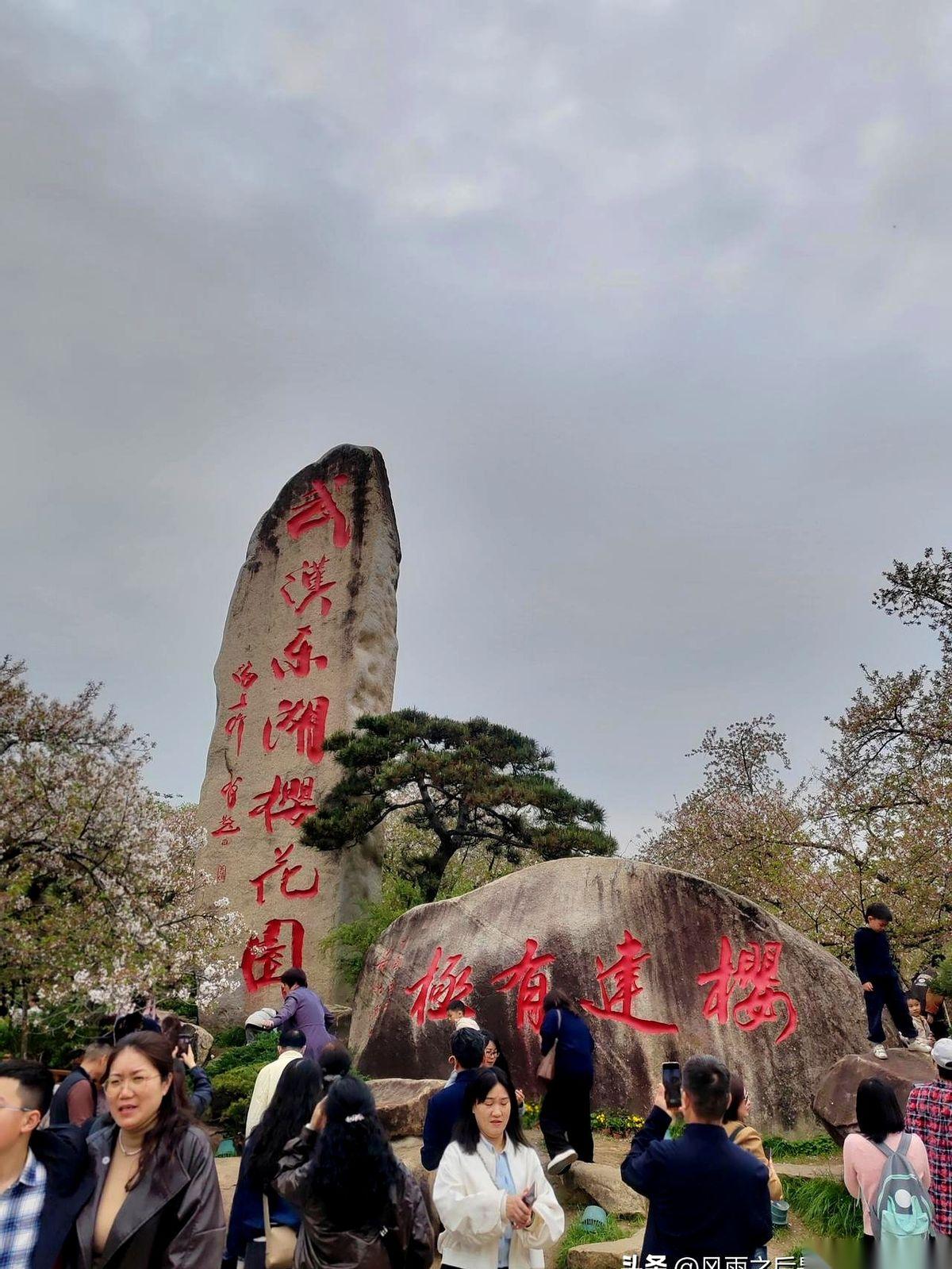 导游讲解费，2小时，一个人300块。
钱付得爽快，就想着让几个孩子收收心，听点有