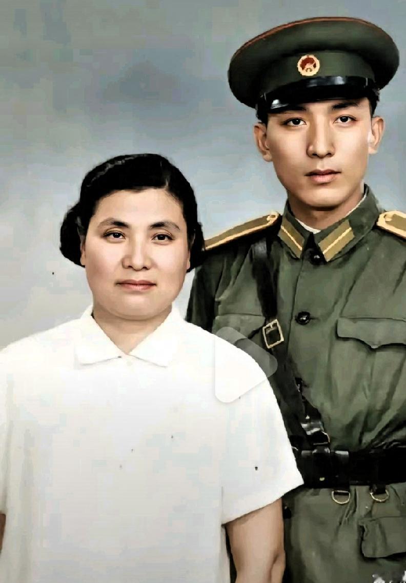 这张1964年合影为罗炳辉夫人张明秀与儿子罗新安。罗炳辉是红军名将、36位军事家