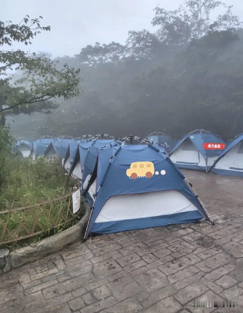 黄山景区山顶只剩4137张床了，可当天却涌入了2.7万人。这下可热闹了！老板把原