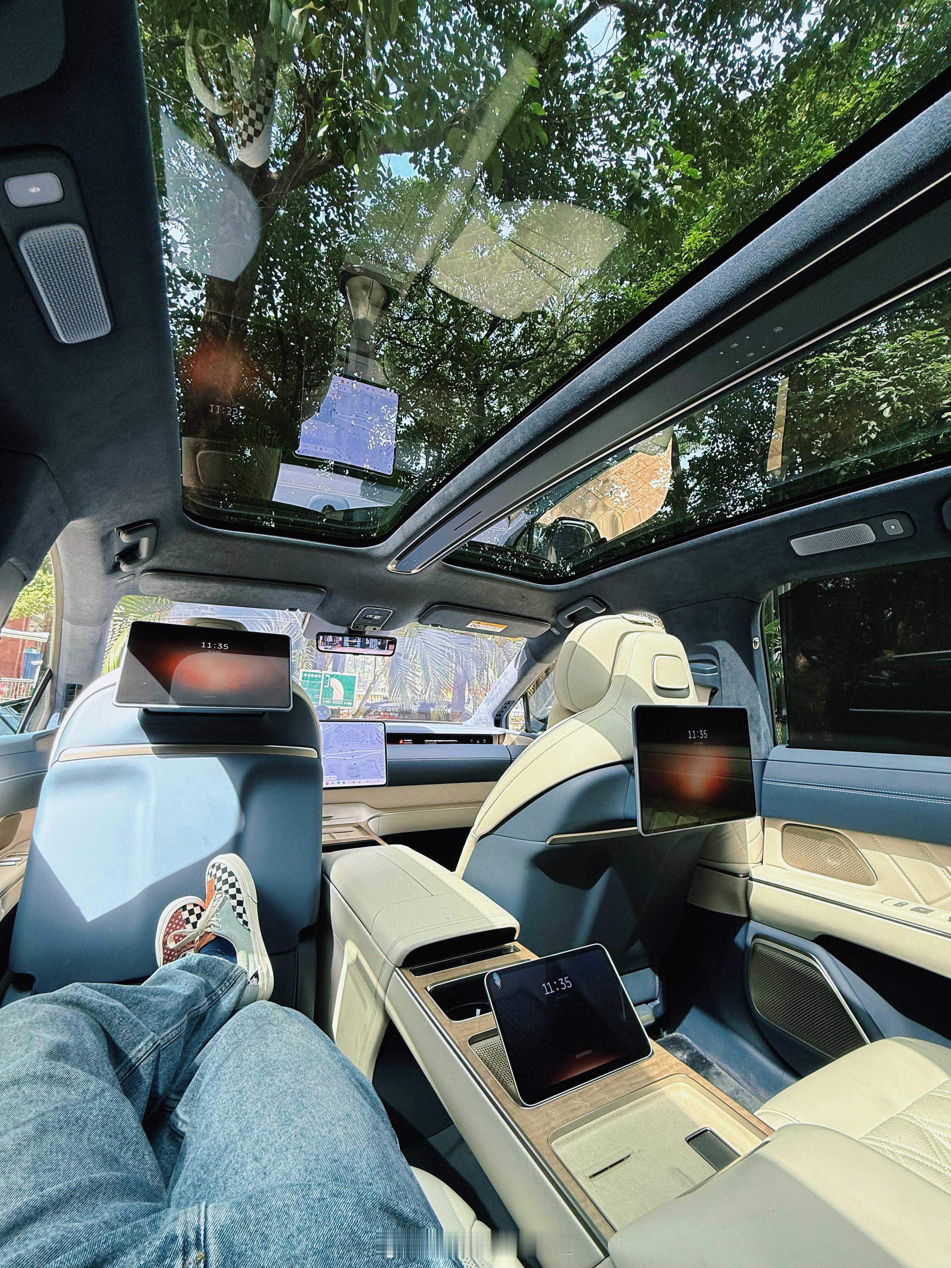 蔚来ET9  尊迷糊了！这后排就适合给大佬们坐好好休息保持状态随时创造产值我与汽