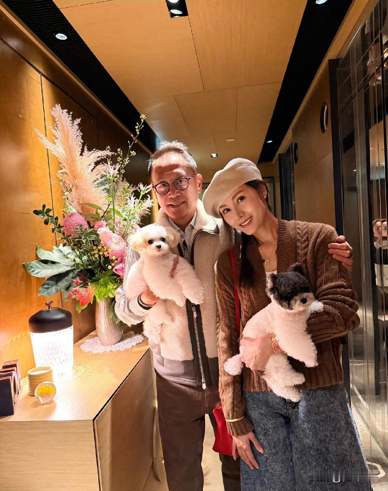 55岁的李嘉欣晒和老公许晋亨的合照，两人结婚17年，比李嘉欣大八岁的许晋亨看起来