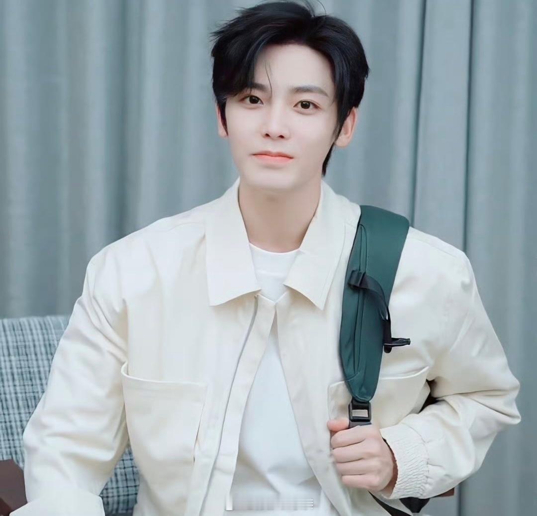 #侯明昊爱可乐品牌代言人# 恭喜小侯解锁新商务🎉 才刚刚官宣两部一番古装剧，今