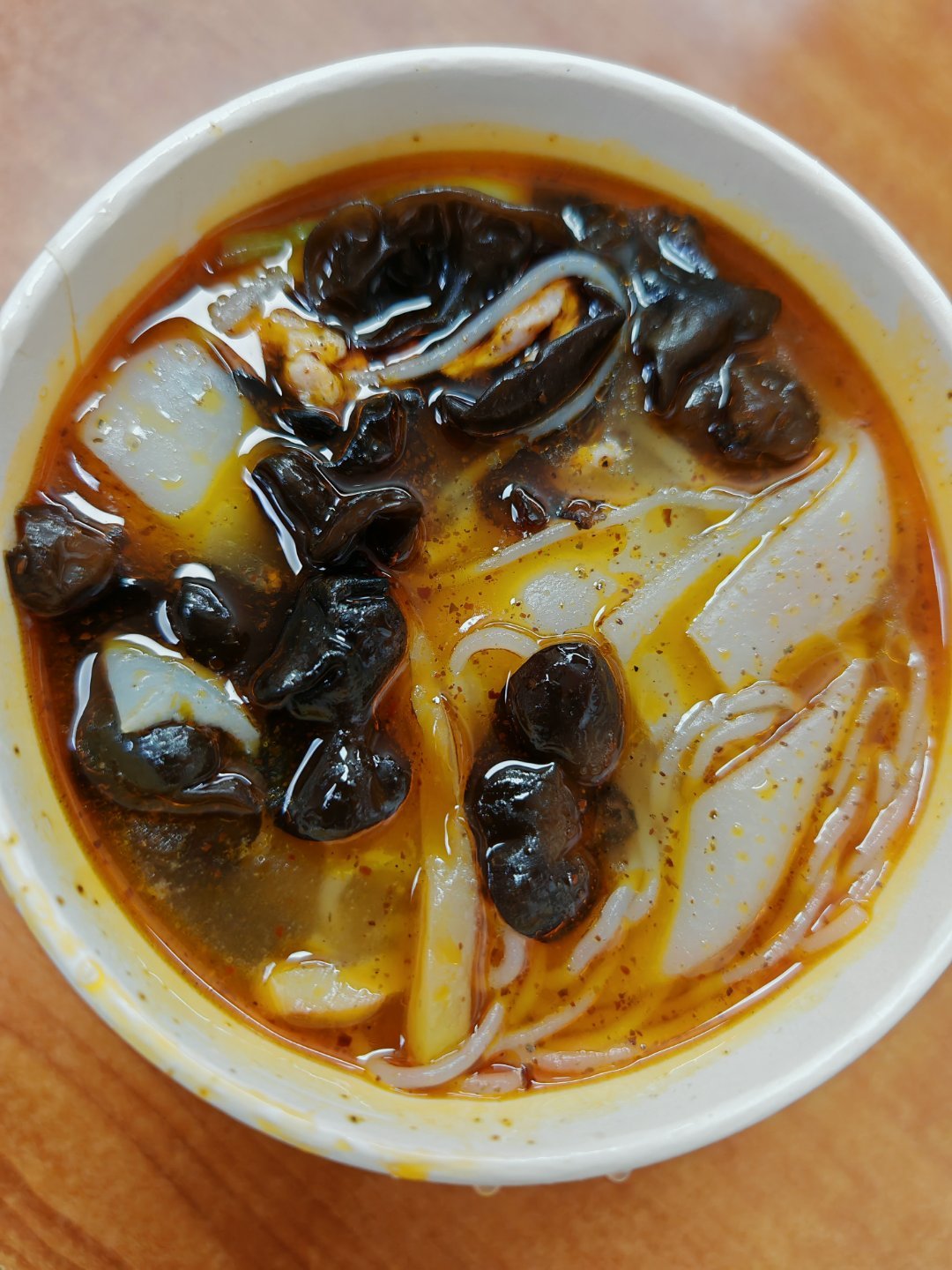 #午餐# 宽粉，但是宽粉不够了，老板又给我加了点圆粉[努力]你们吃的啥 ​​​