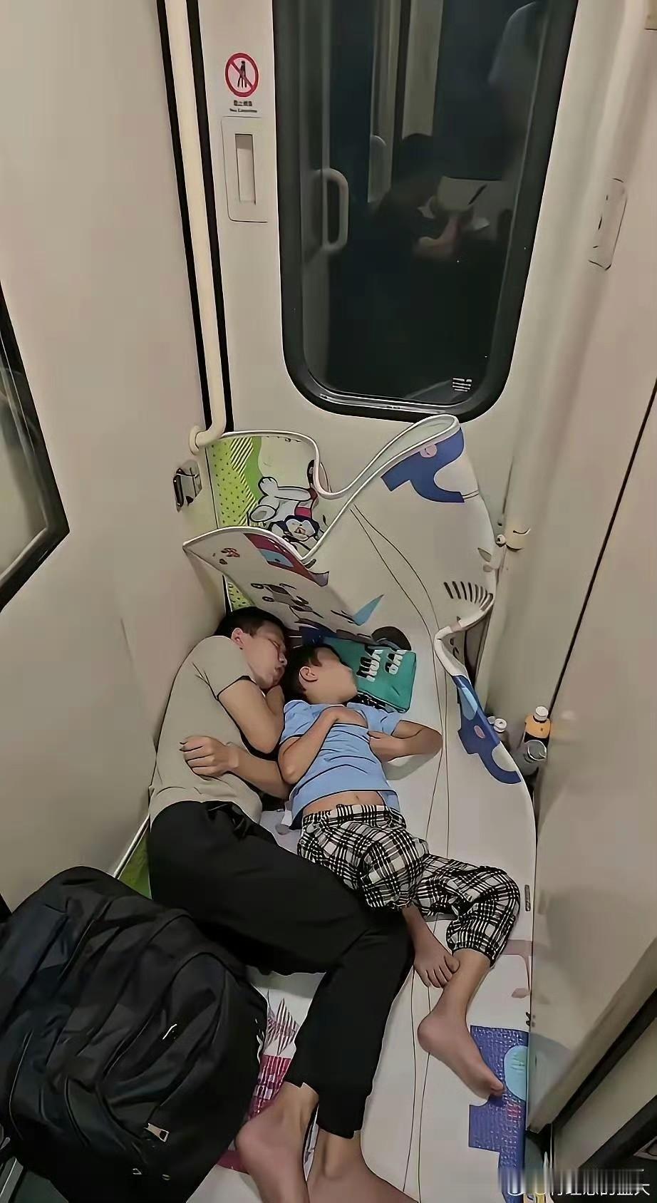 没有对比，
没有伤害，
也许这是男人赚钱的原因吧 
看到这两幅真实写照你又会想到