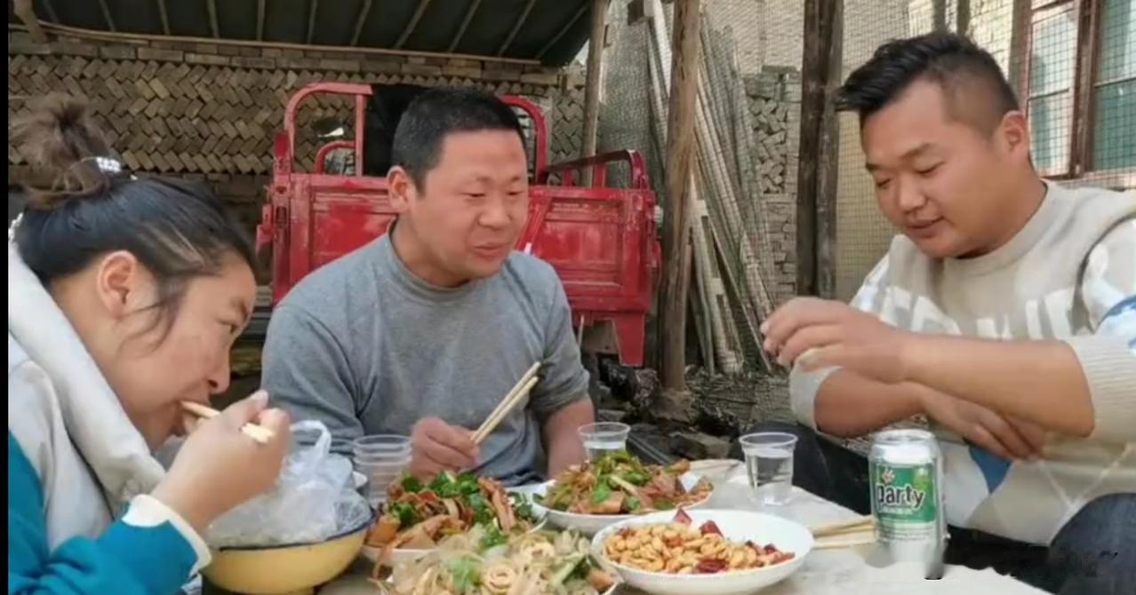“生意好做，伙计难搁”、“亲戚不共财，共财断往来”。
张乔和连杰，发小情谊，把酒