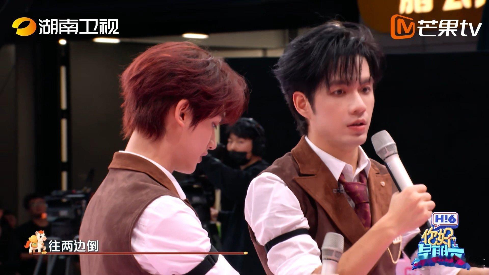 丁程鑫张颜齐秒变酒店迎宾你好星期六笑不活了！丁程鑫张颜齐神同步侧身，直接变身最敬