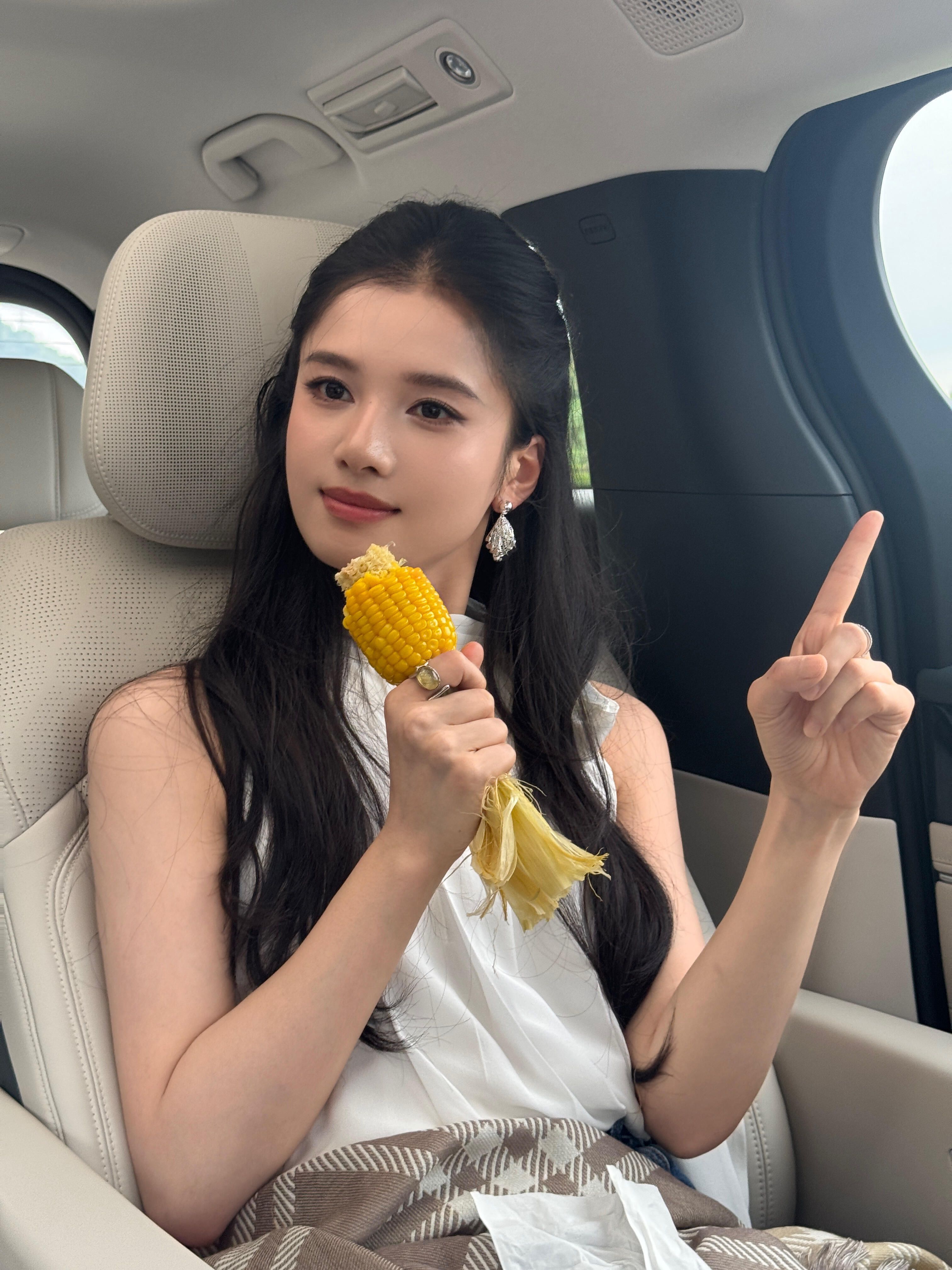 张婧仪侧脸睡颜张婧仪把豆仔揣怀里片场间隙的睡颜好有故事感，安安静静的。私下里妥妥