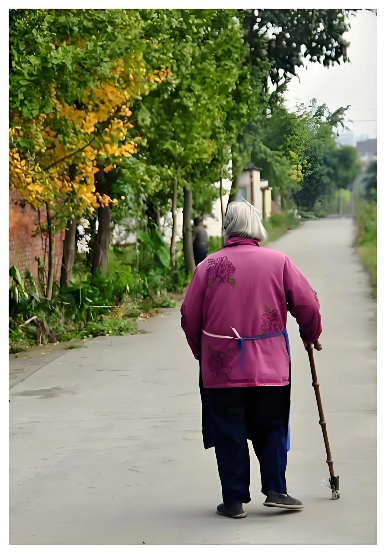 无论和母亲发生什么事情，一定要好好说话，天再高不能压太阳，儿再大不能压母亲，你委