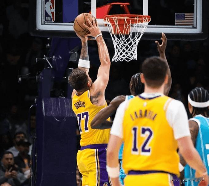 我能扣！东契奇谈扣篮：

“我可以扣篮，只是我不想一直扣篮，那太费体能了。”
