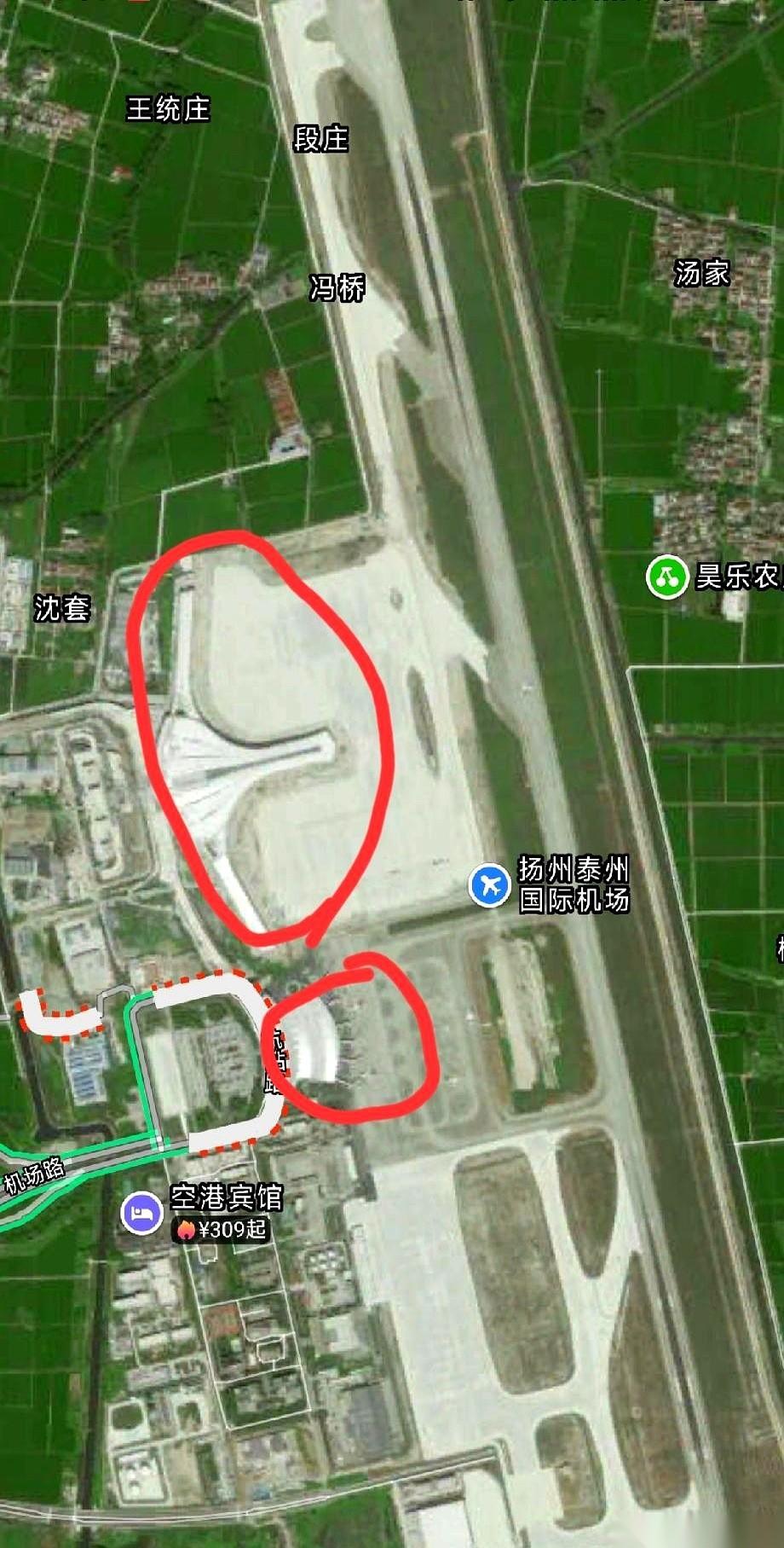 睡前刷了眼扬州机场的卫星图，好家伙，直接给我干清醒了。
那个二期扩建的轮廓，就那