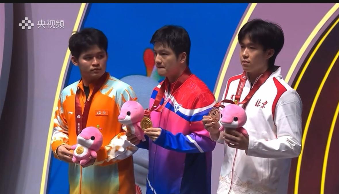 这7张颁奖照片，让我们所有人看到了，樊振东与王楚钦、林诗栋等队友那藏在内心深处的