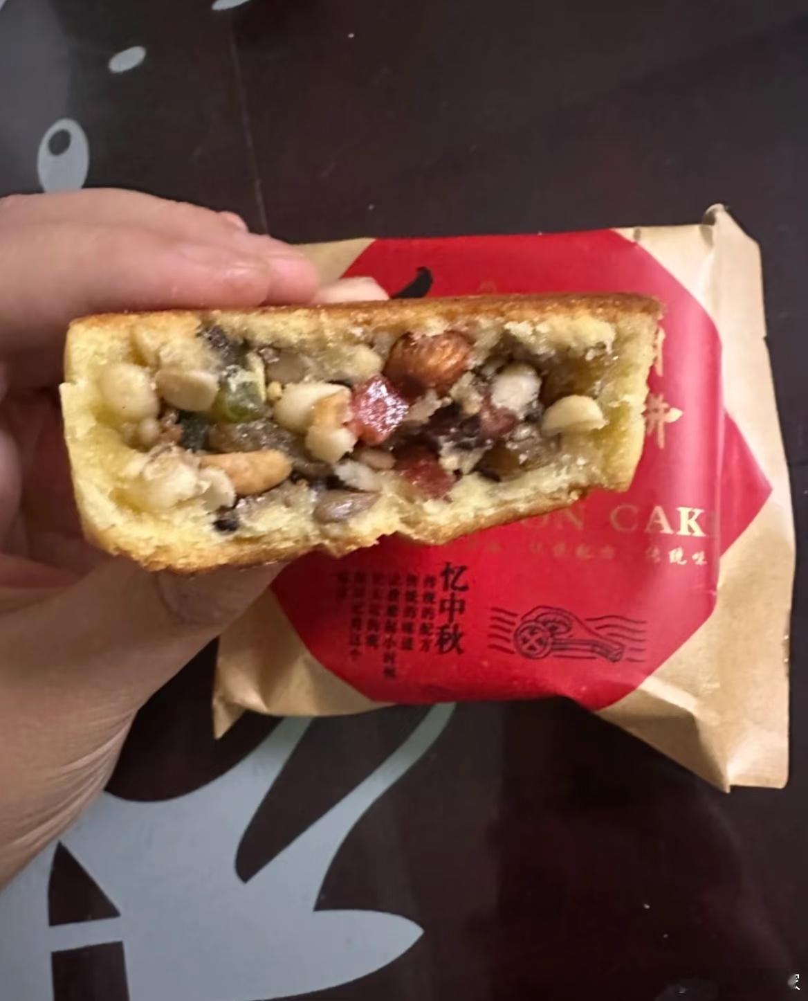 美好的我中秋和家人朋友在一起，真的很好啊!美食吃了，月饼吃了，和朋友游戏也玩了～
