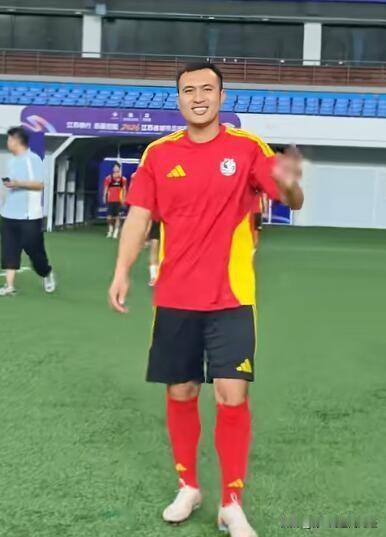 从赛前踩场来看，今晚苏超无锡队大概率会用轮换阵容，有黄牌在身的一律不上。南通队中