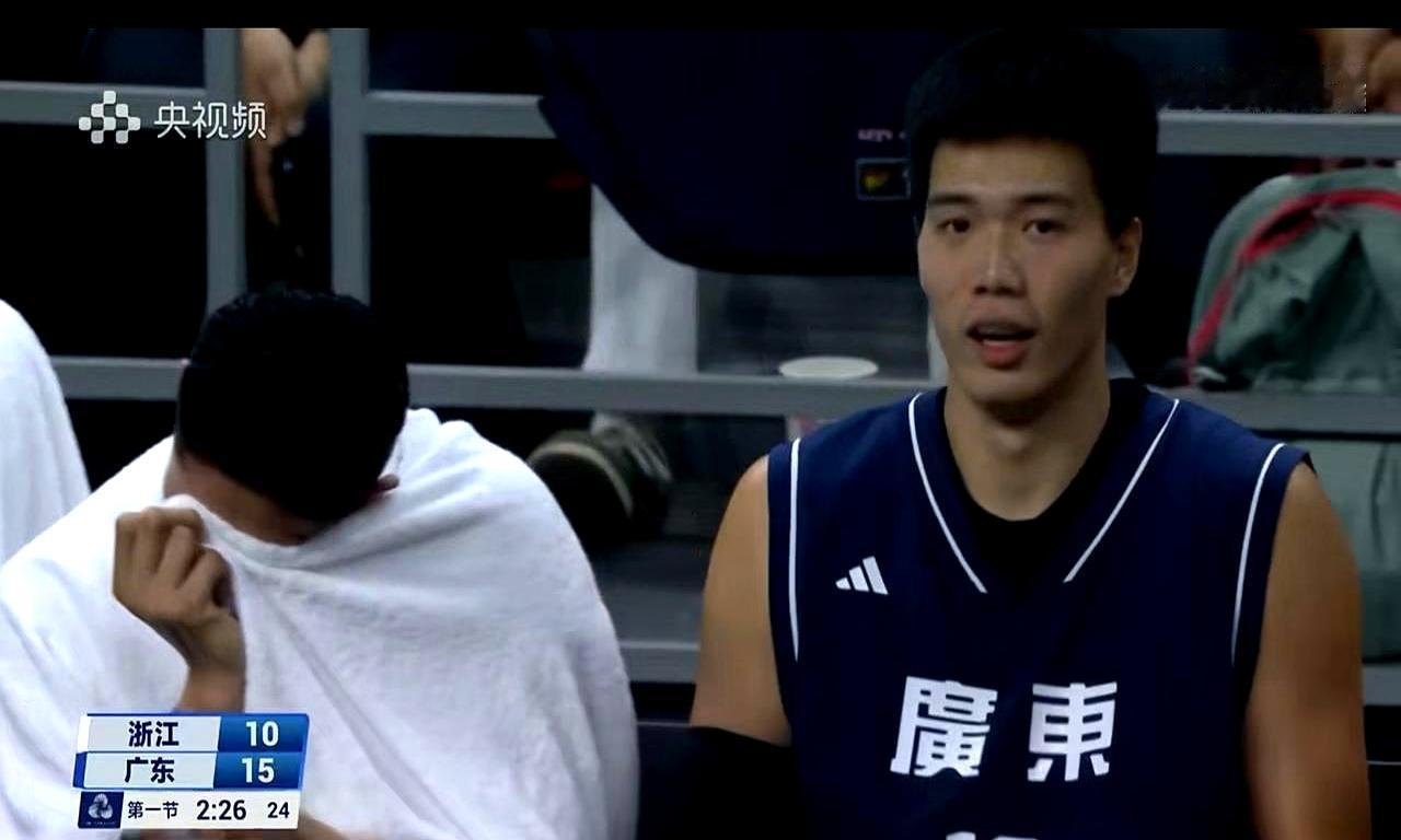 广东和浙江这场球，上半场广东就领先11分。浙江那边余嘉豪、刘泽一都缺阵，内线本来
