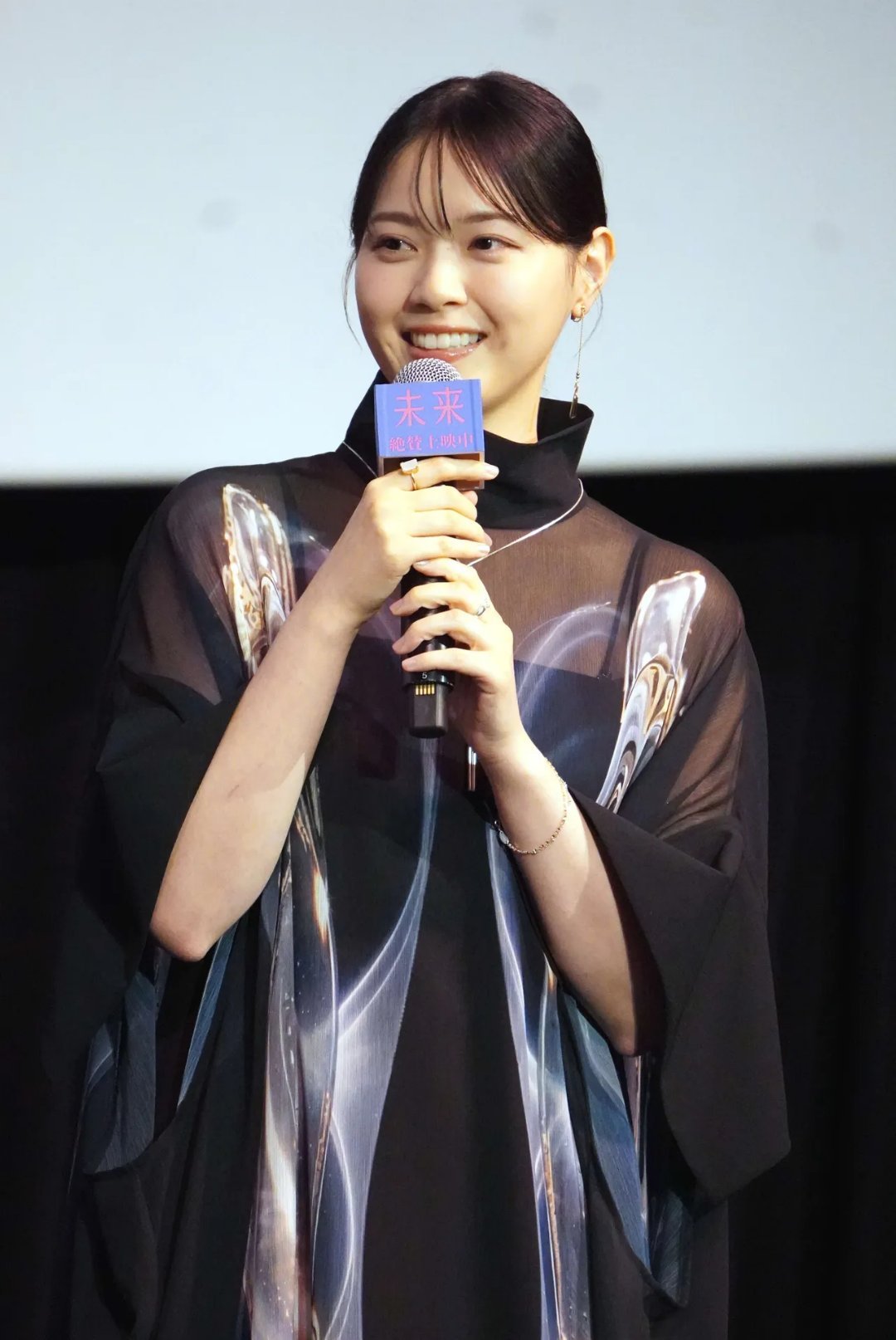 日娱新闻西野七瀬 西野七濑、黑岛结菜等人于5月17日出席了在东京举办的电影《未来