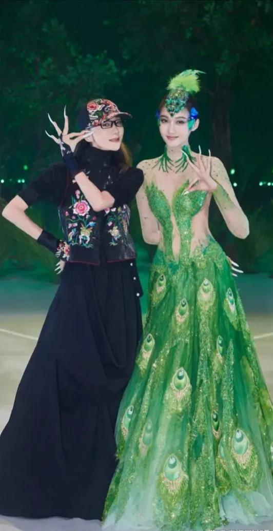 关晓彤与杨丽萍罕见同框。
天哪，关晓彤这身材比例也太好了吧！这次在《王牌对王牌》