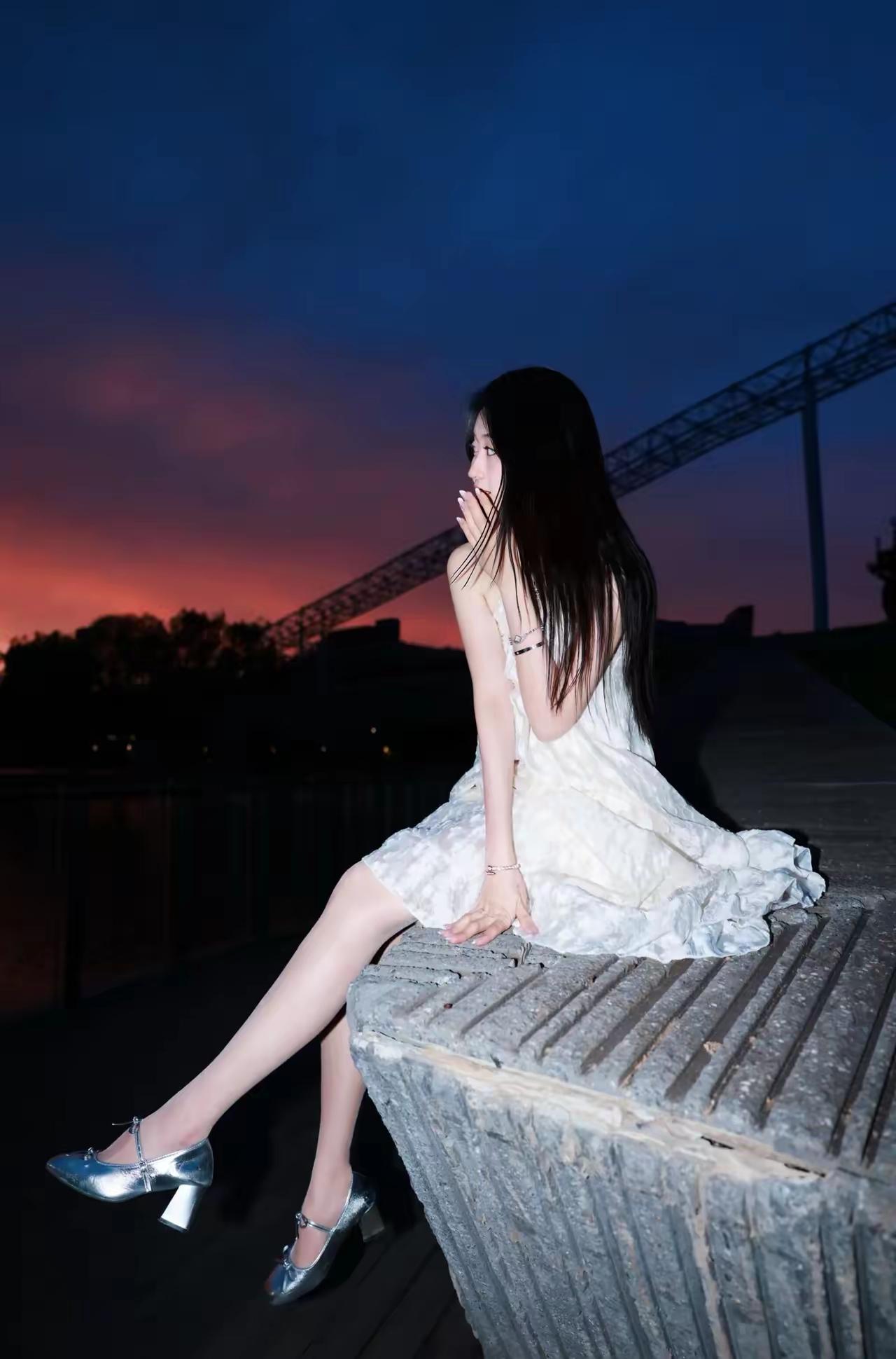 她在看夕阳，但却实实在在的装点了你的梦……