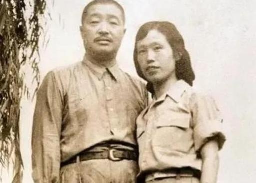 1969年，病重的贺龙，大便一直解不出来，痛苦不堪。这时，薛明就将肥皂水含在嘴里
