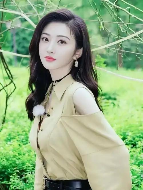 🍃我挺喜欢景甜的，她长相甜美，一直被称为人间富贵花，她的美带着些许的贵气，真的