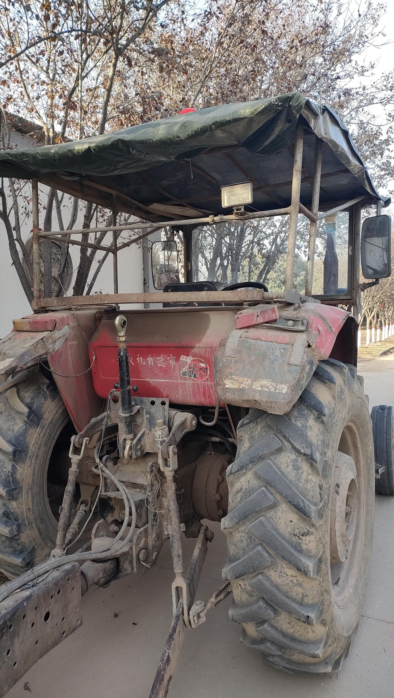 突然发现一辆神车，让我不由怀念生产队的生活。牛马已显奢侈了，拖拉机是大国神器，想