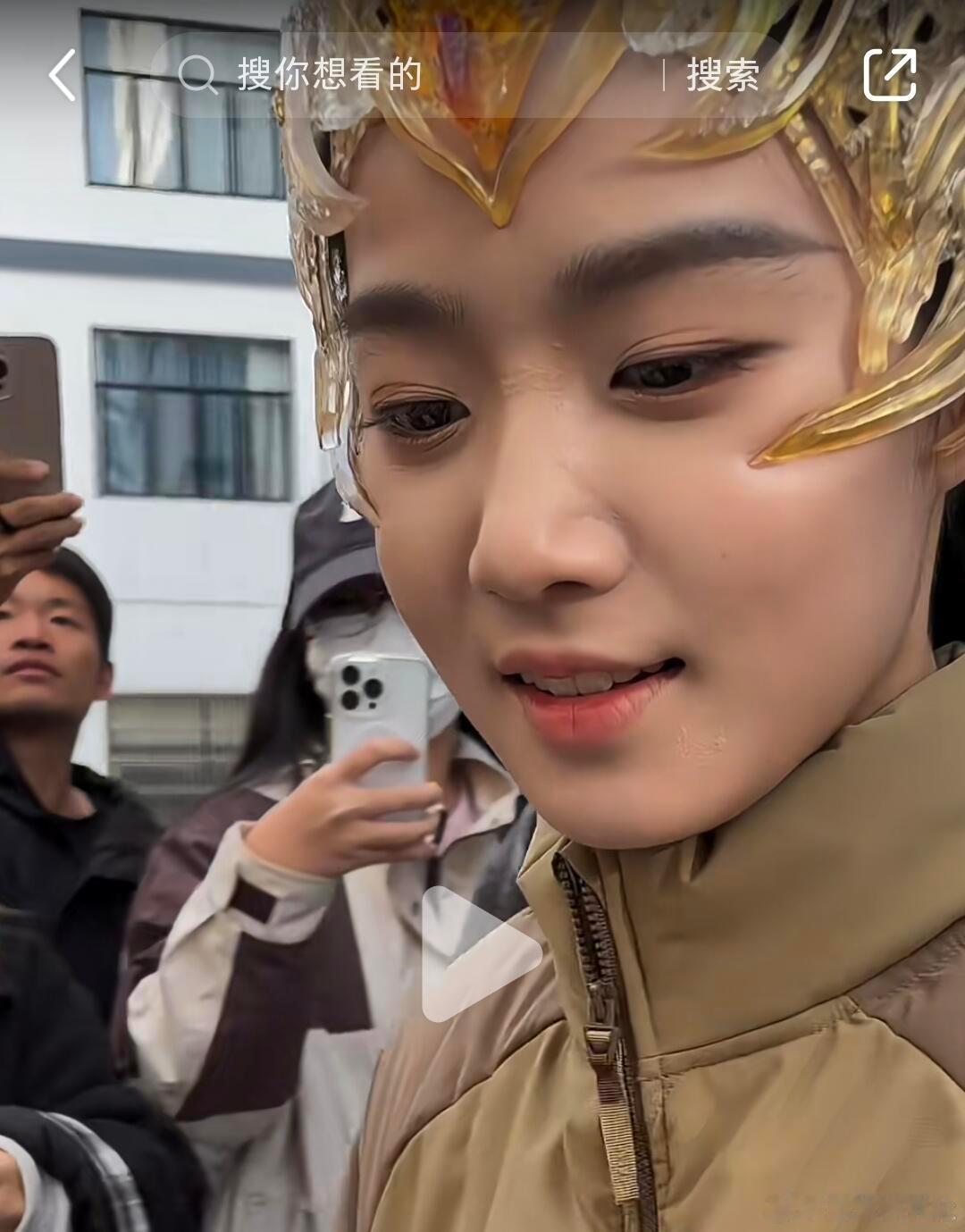 卢昱晓鼻子上面是什么时候嗑到了吗？最近路透的视频看到好明显 