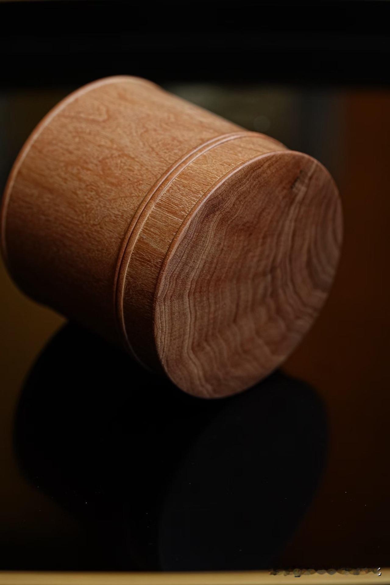 老山檀香｜藏罐

有些器物，看似简单，其实最难。

一罐光素，不雕不饰，却要把分