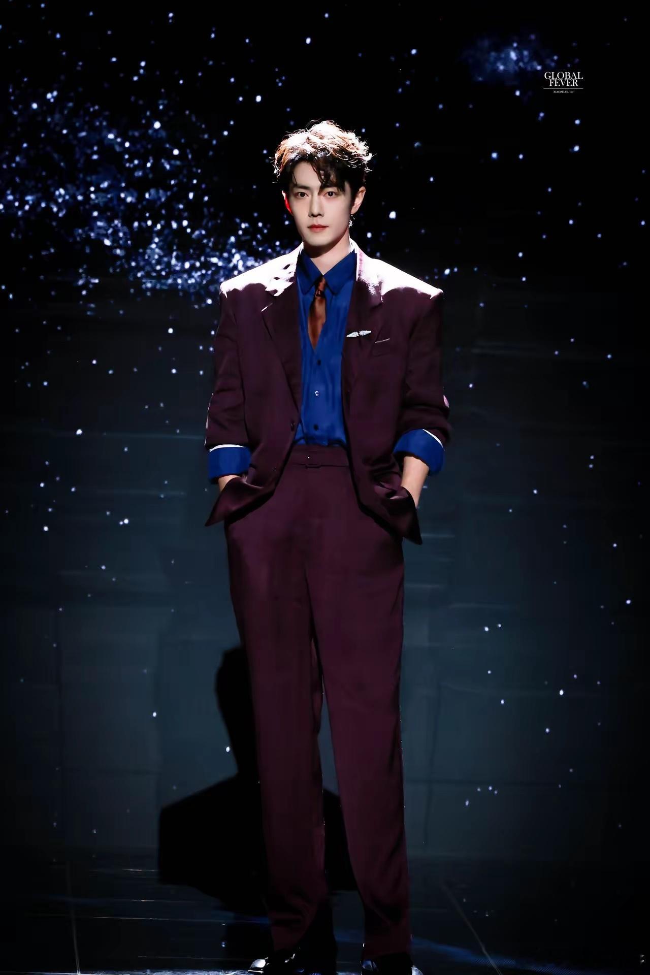 怪不得肖战走红毯的时候那么害羞，底下的媒体又都在逗孩子了，有一个还大声喊别害羞，