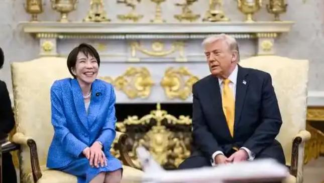 日本网民愤怒了！
 
有日本网民这样说，“我们日本的首相竟然在外交场合，张开大嘴