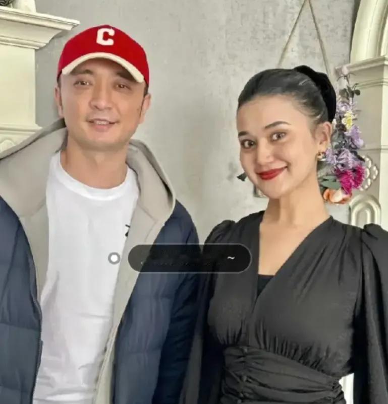 尼格买提和妹妹同框。尼格买提一身休闲穿搭，随性舒适又帅气！
妹妹也非常漂亮，大眼