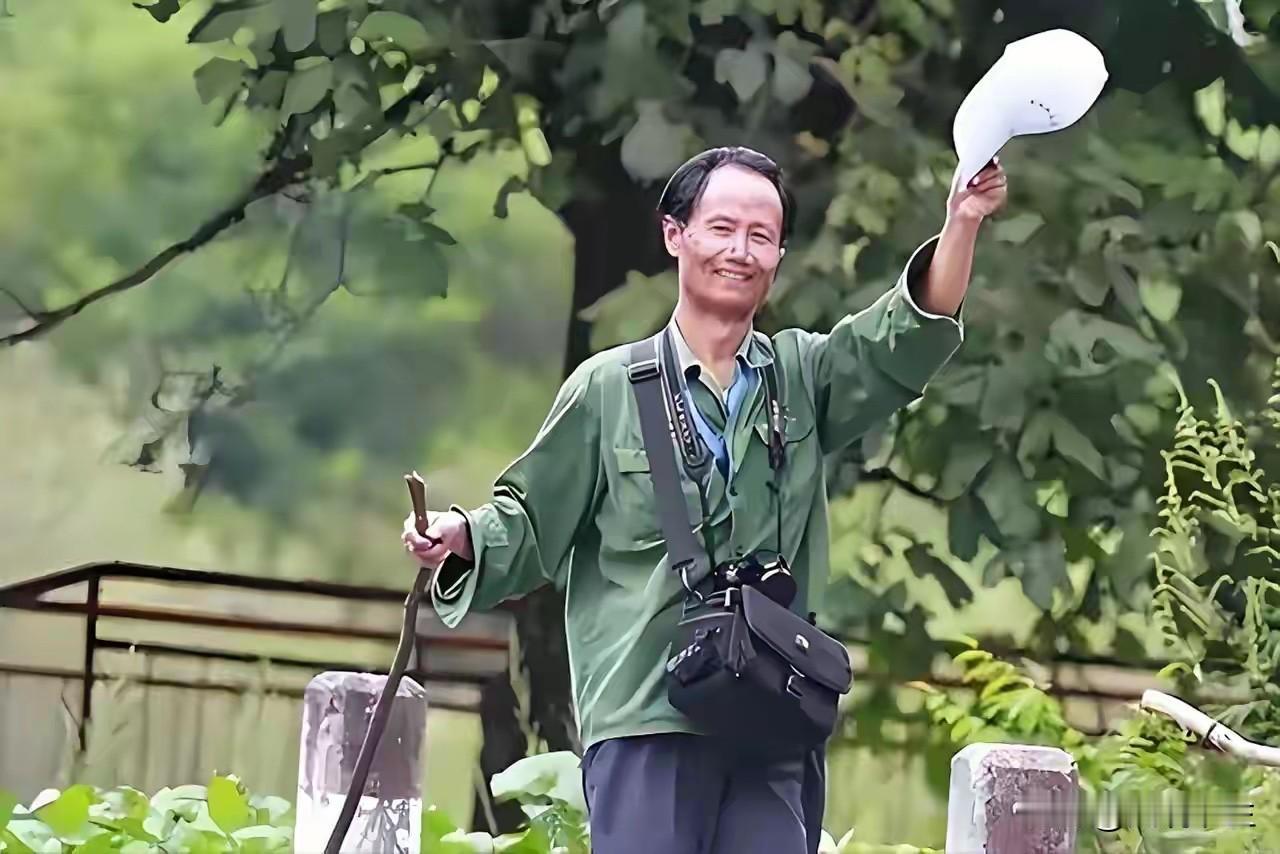 1998年，安徽大学教授何家庆来到深山调研。由于过于饥饿，于是就向村民讨吃的。不