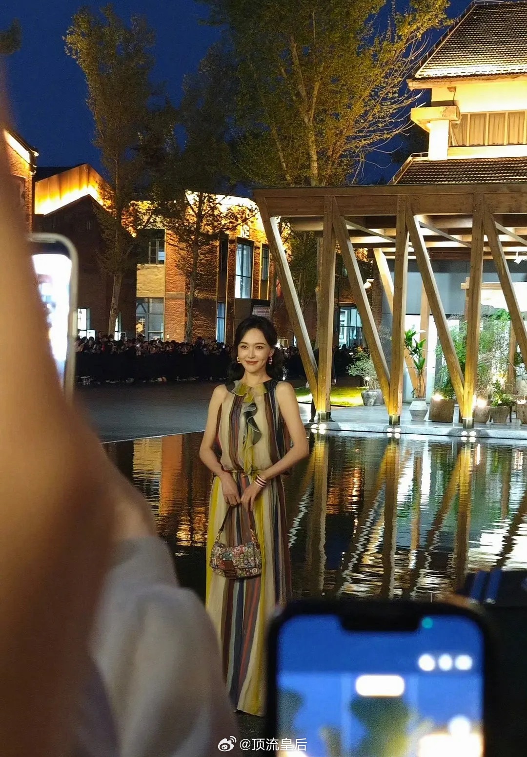 唐嫣、孟子义线下品牌活动生图，浓颜明艳系美女的顶峰相见。 