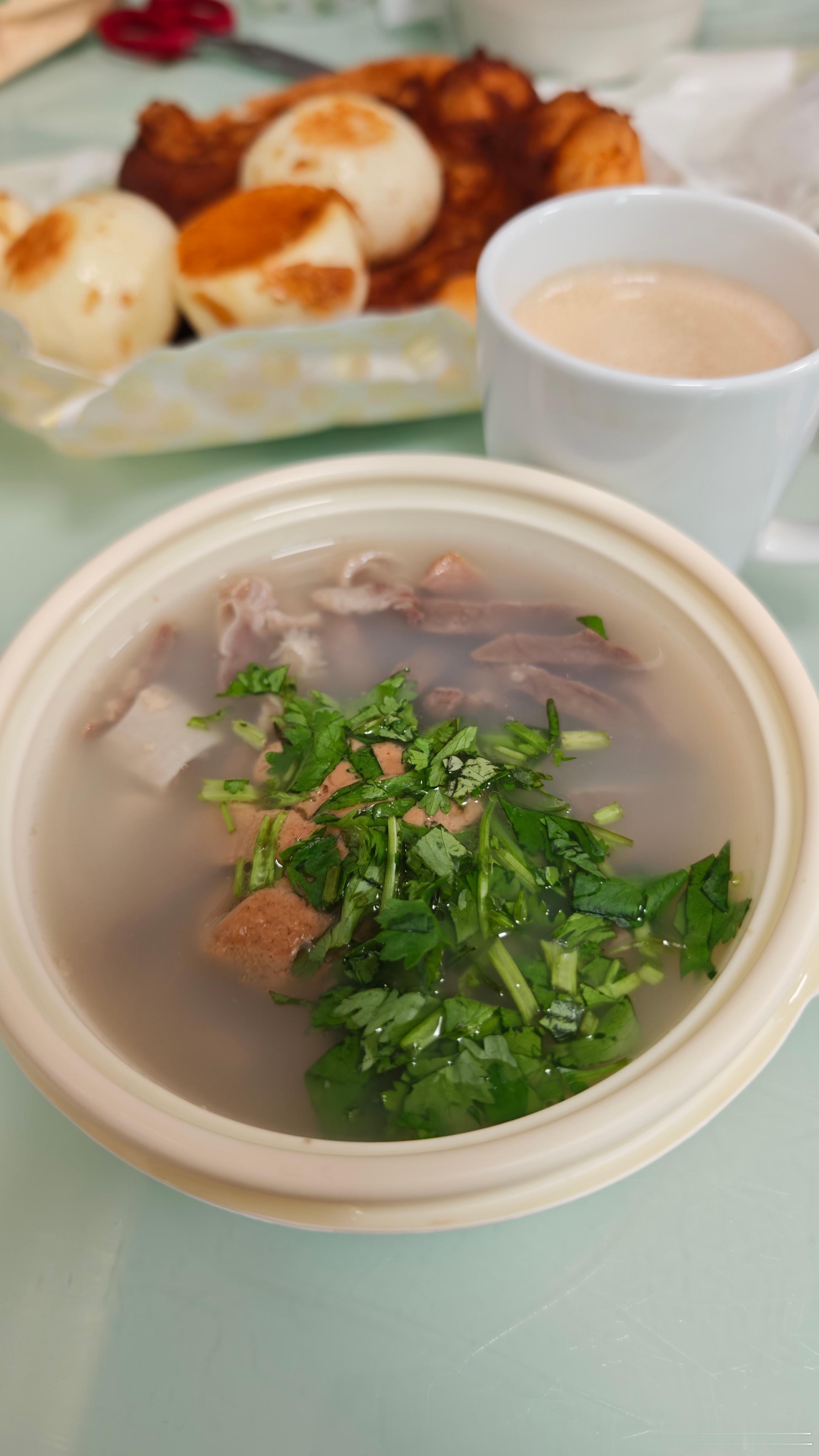 简简单单 今天的早餐是羊杂汤还有糖油饼 牛肉烧饼 火香包美食 周末的早晨 早