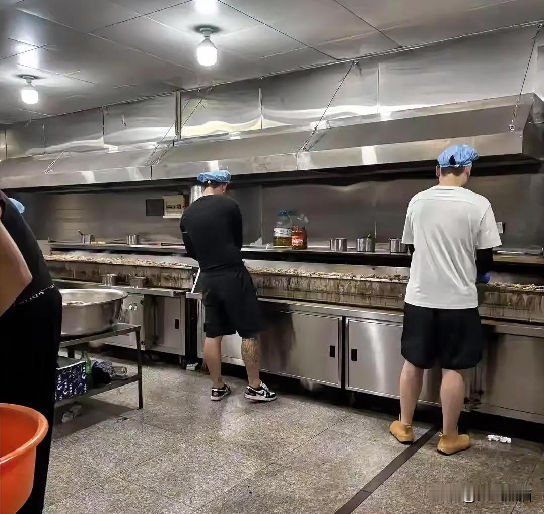 终究是错负了！
就是冒充鹅腿的鸭腿，竟然也不是阿姨自己烤的。
​而是阿姨雇了一群