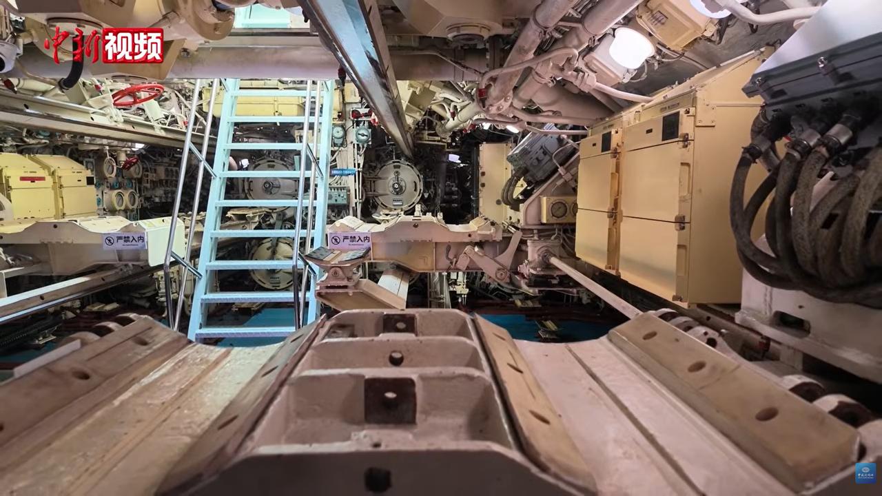 停在福州马尾中国船政文化景区的退役“基洛级”636型潜艇内部画面曝光，鱼雷舱保存
