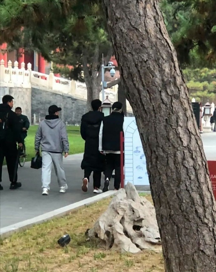 肖战被偶遇  偶遇肖战重庆逛街  肖战被偶遇，一身黑色长款棉服，满分休闲感的穿搭