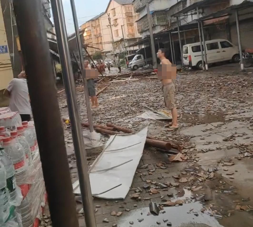重庆合川一集镇遭遇大风天气,有房屋房顶受损瓦片掉一地 当地:无人员伤亡,正统计灾情