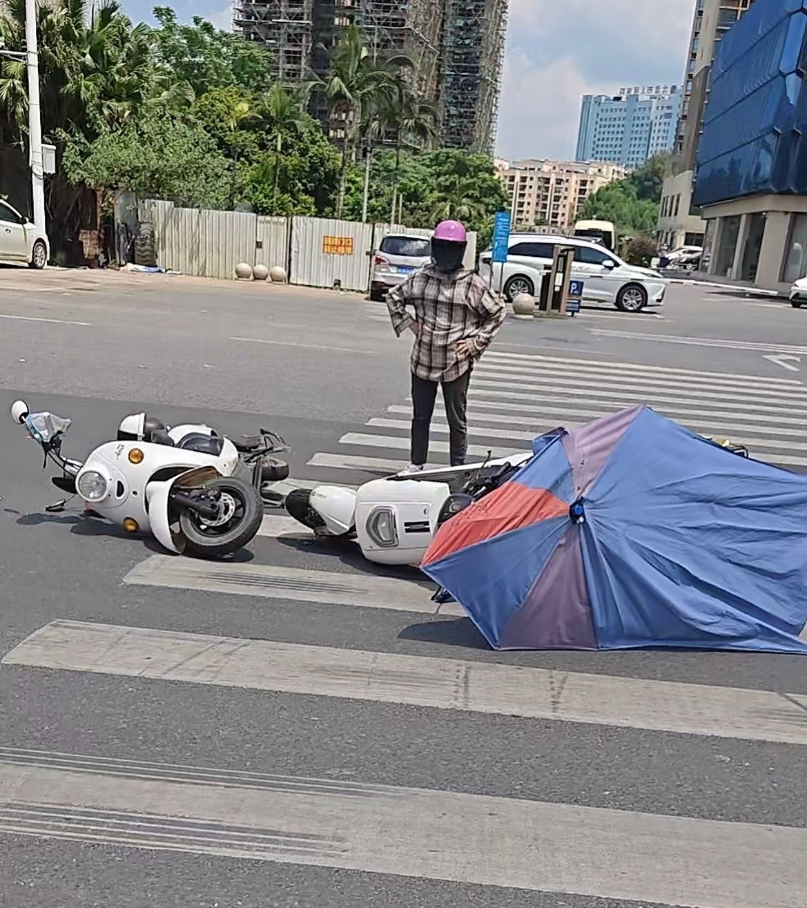 近日，玉林北流外卖员在斑马线和骑电车阿姨碰撞。导致车辆被撞坏，人也有受伤！同城热