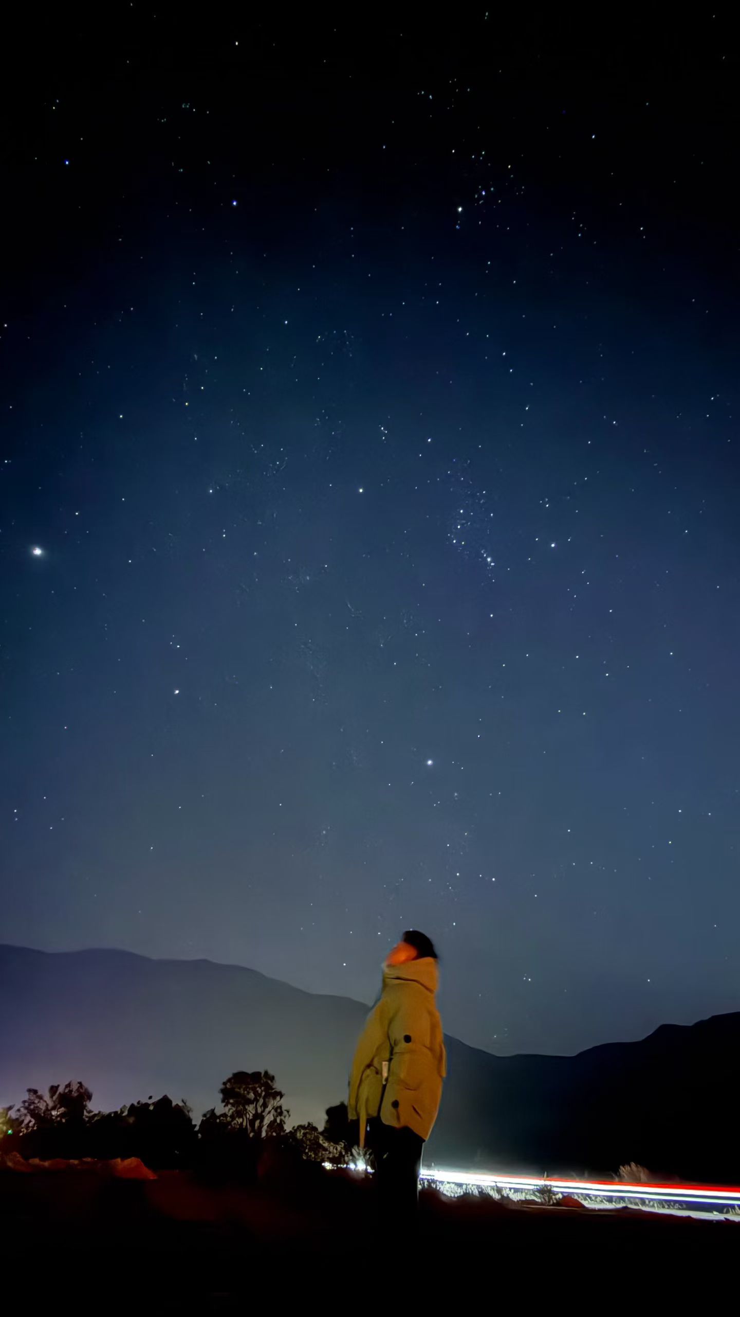 在丽江看流星雨体验感最差的一次，光污染严重，到处都是车灯，人特别多，有些还开着灯