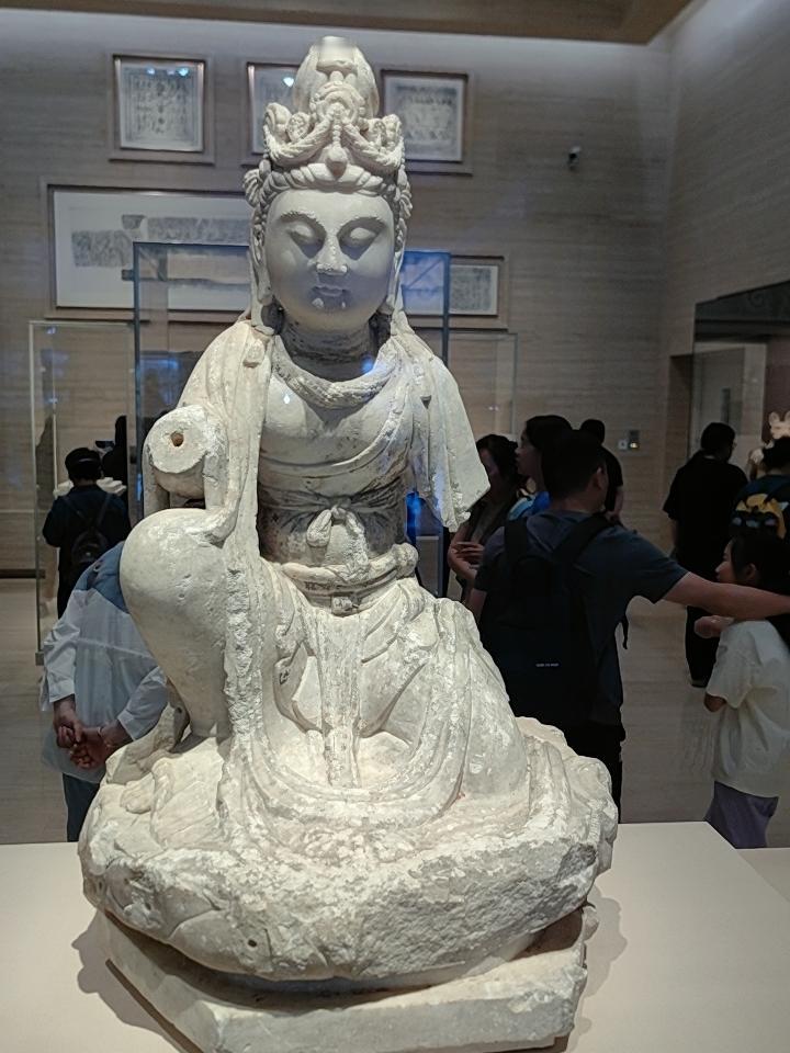 “佛光普照，众生皆渡”，这八个字充满着慈悲与希望。在许多寺庙中，那闪耀的佛光照耀
