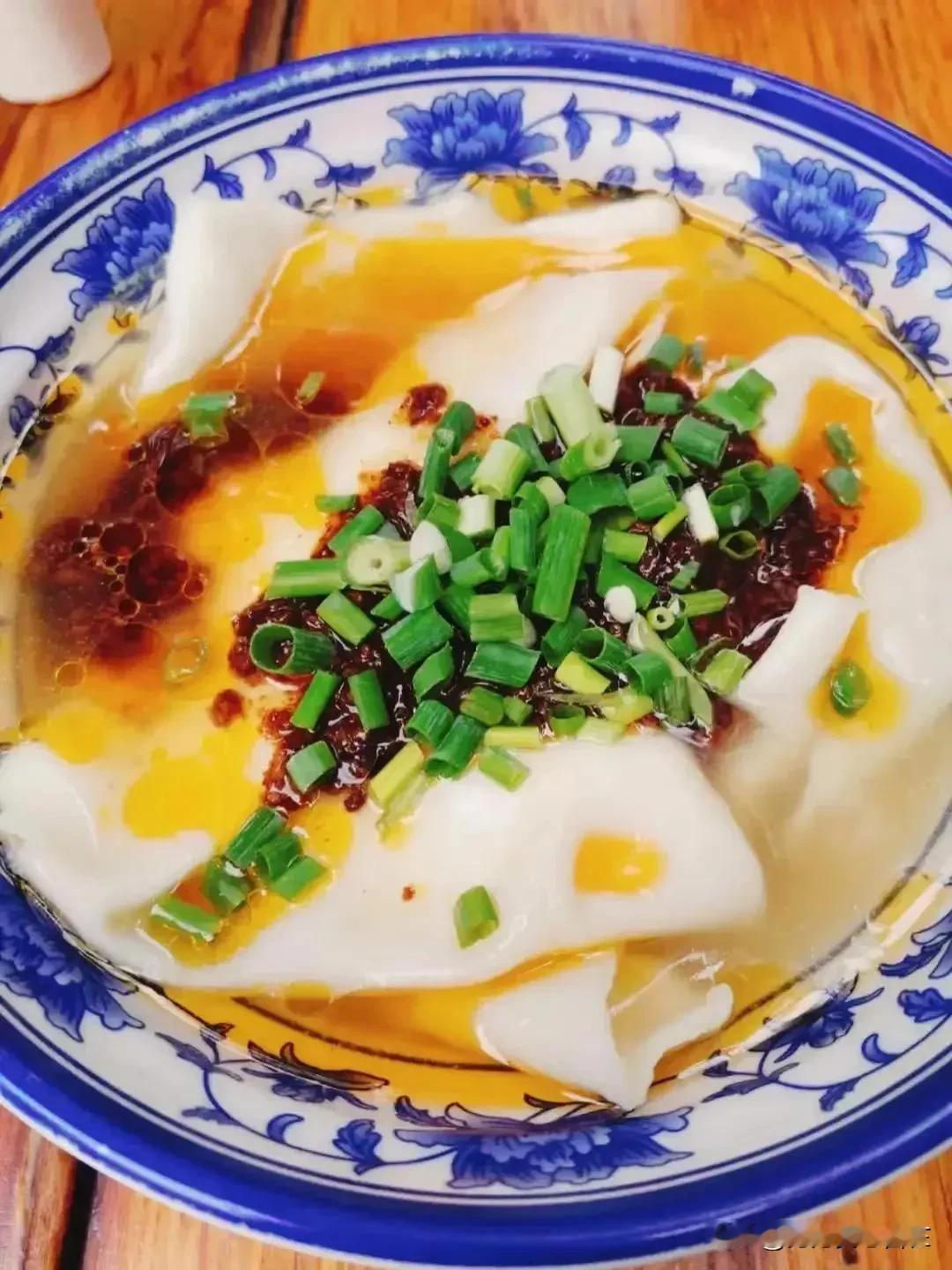 好友艳艳打电话说，今晚她们去逛了荣昌的夏布小镇，还给我分享了不少夜景照片。
她说